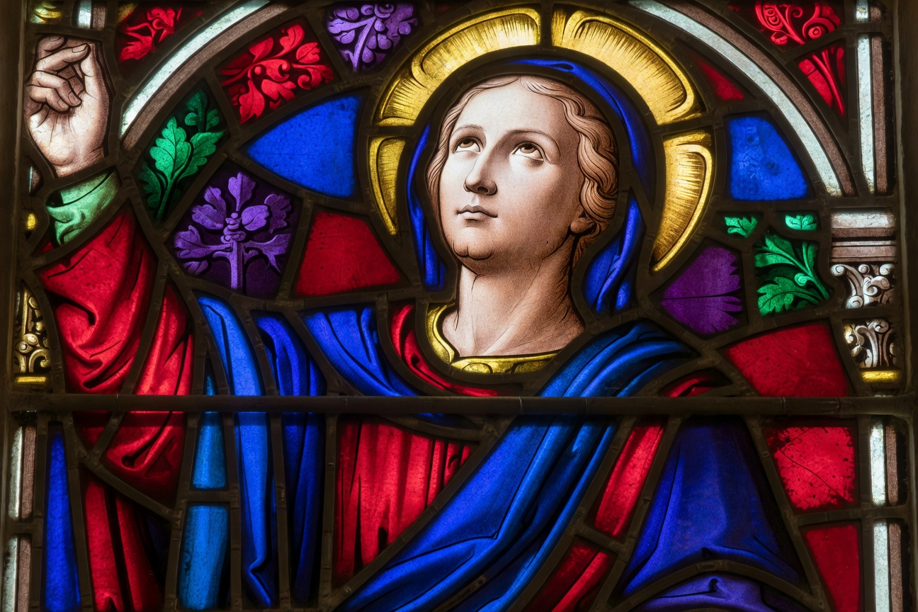 Detail d'un vitrail ancien montrant le sertissage au plomb et les couleurs eclatantes du verre colore dans une eglise savoyarde